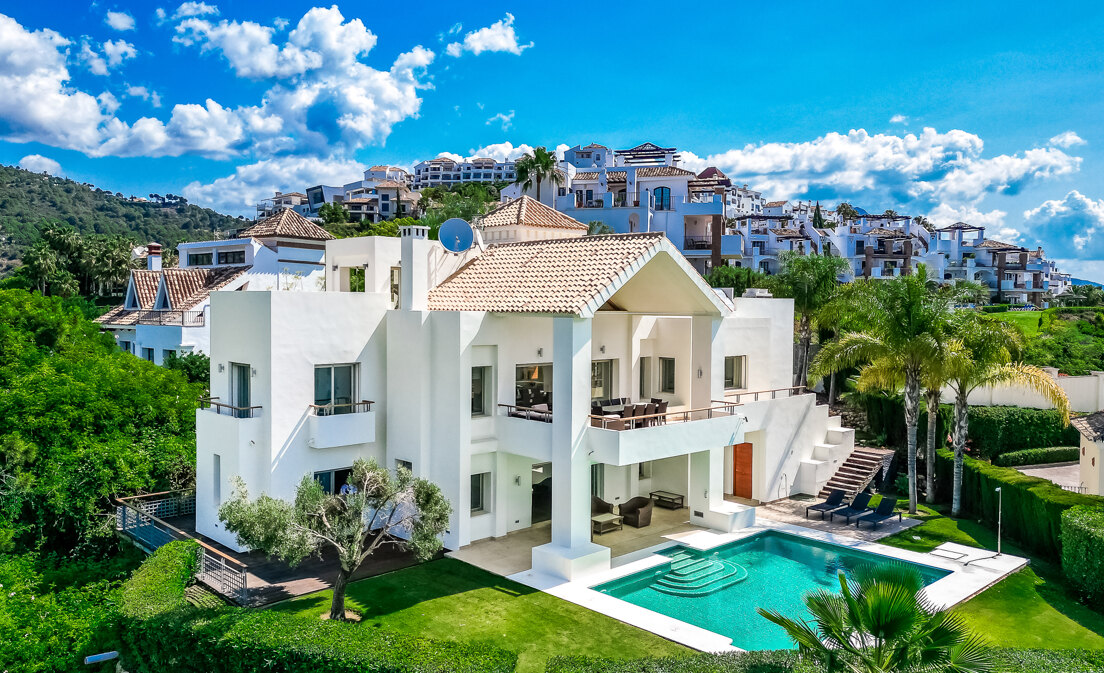 Moderne Villa in erster Golflinie in Los Arqueros mit Panoramablick auf das Meer und den Golfplatz