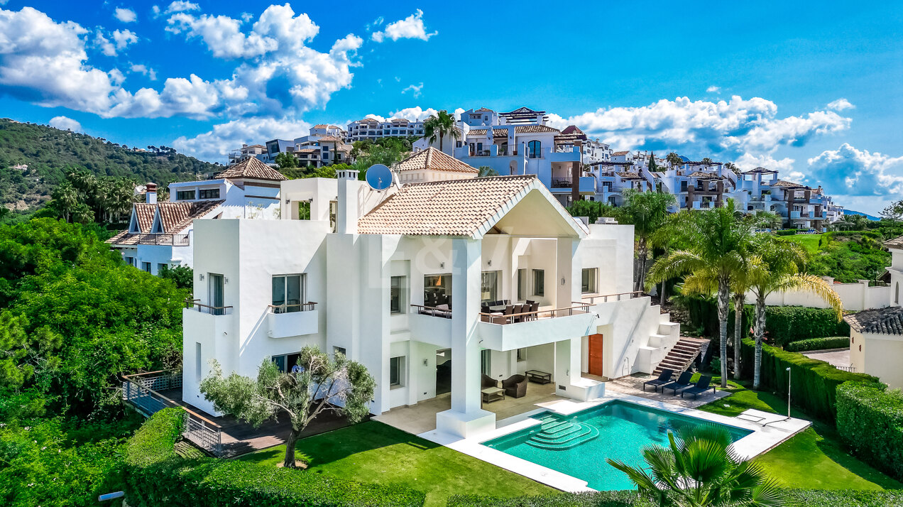 Moderne Villa in erster Golflinie in Los Arqueros mit Panoramablick auf das Meer und den Golfplatz