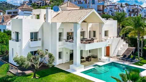 Moderne Villa in erster Golflinie in Los Arqueros mit Panoramablick auf das Meer und den Golfplatz