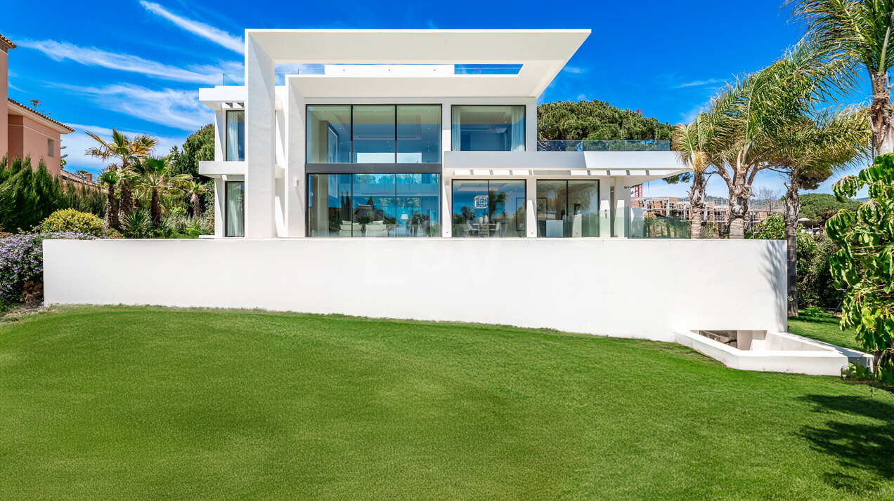 Zeitgenössische Villa in Elviria Strandseite mit Panoramablick