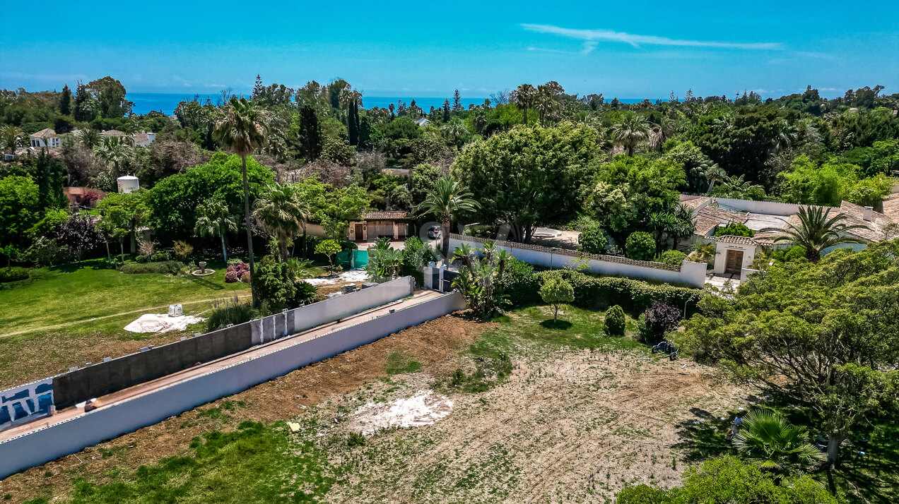 Fantástico terreno Guadalmina Baja con proyecto de villa en una urbanización altamente prestigiosa en Marbella