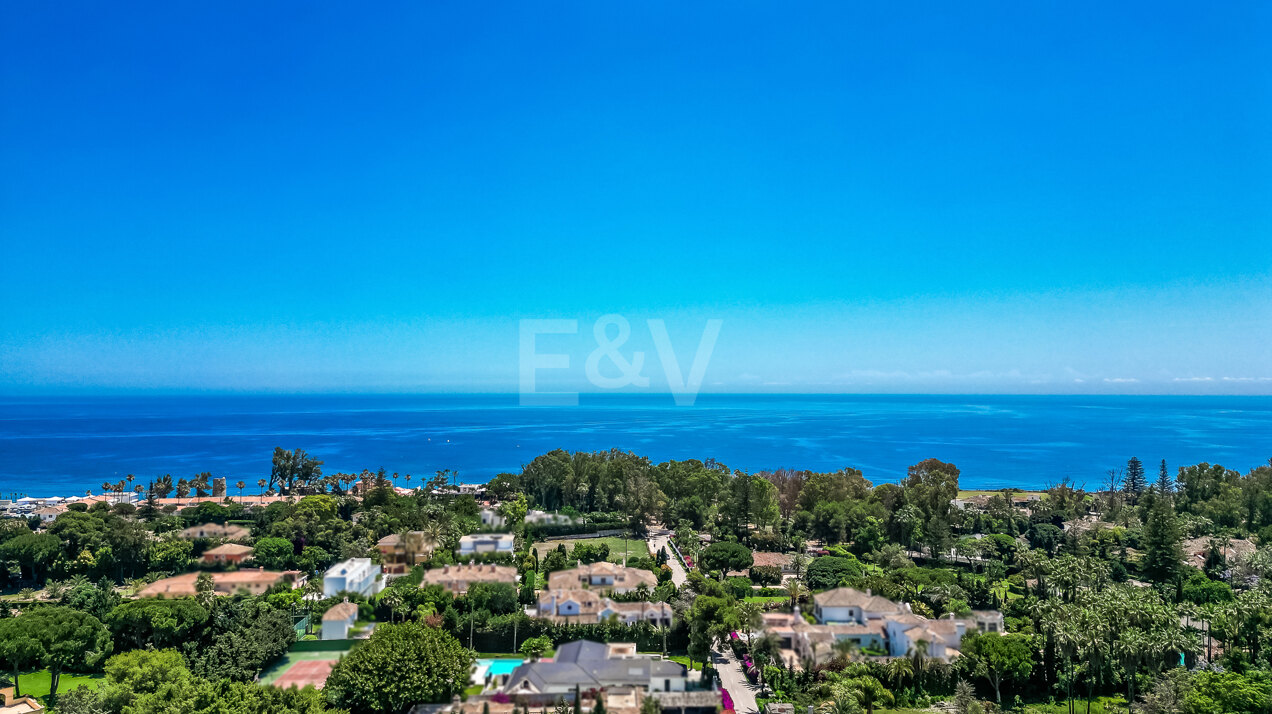 Fantastisches Guadalmina Strandseite Grundstück mit einem Villaprojekt in einer hoch angesehenen Wohnanlage in Marbella