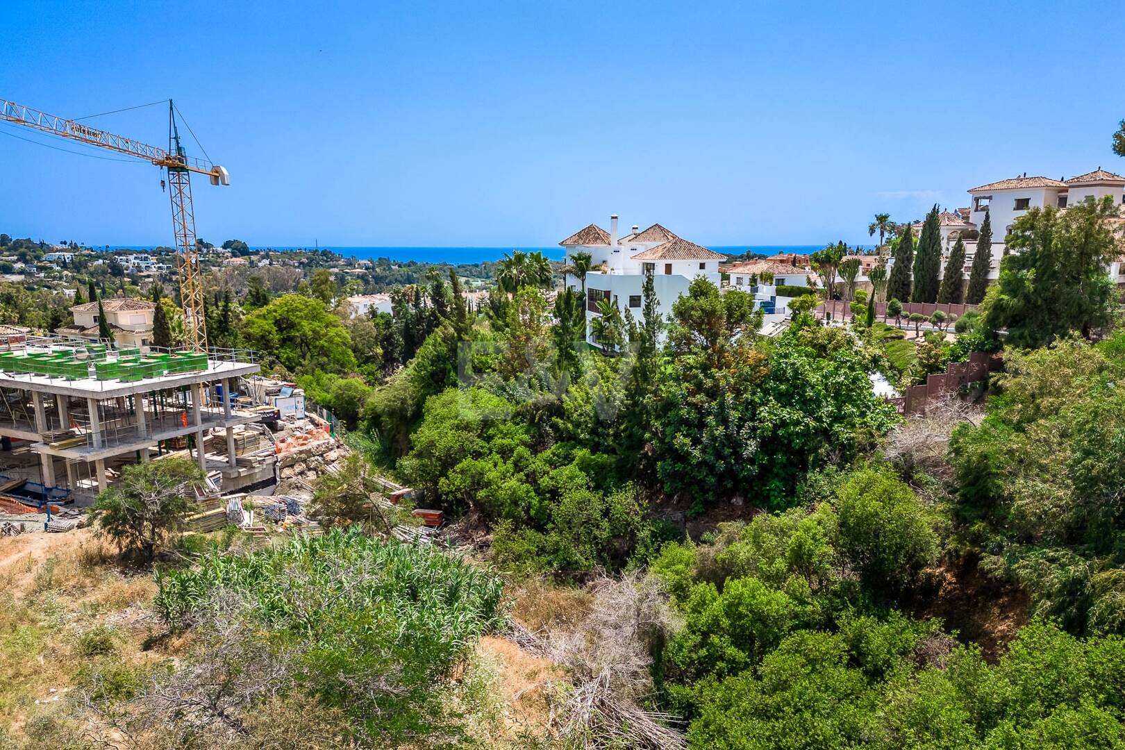 Grande opportunité dans El Paraiso Alto terrain fantastique avec vue sur la mer et le golf