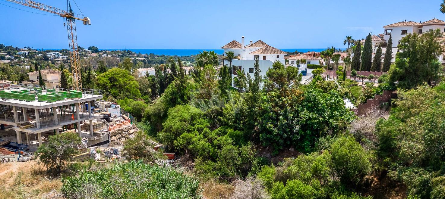Great opportunity in El Paraiso Alto fantastic plot with sea and golf views