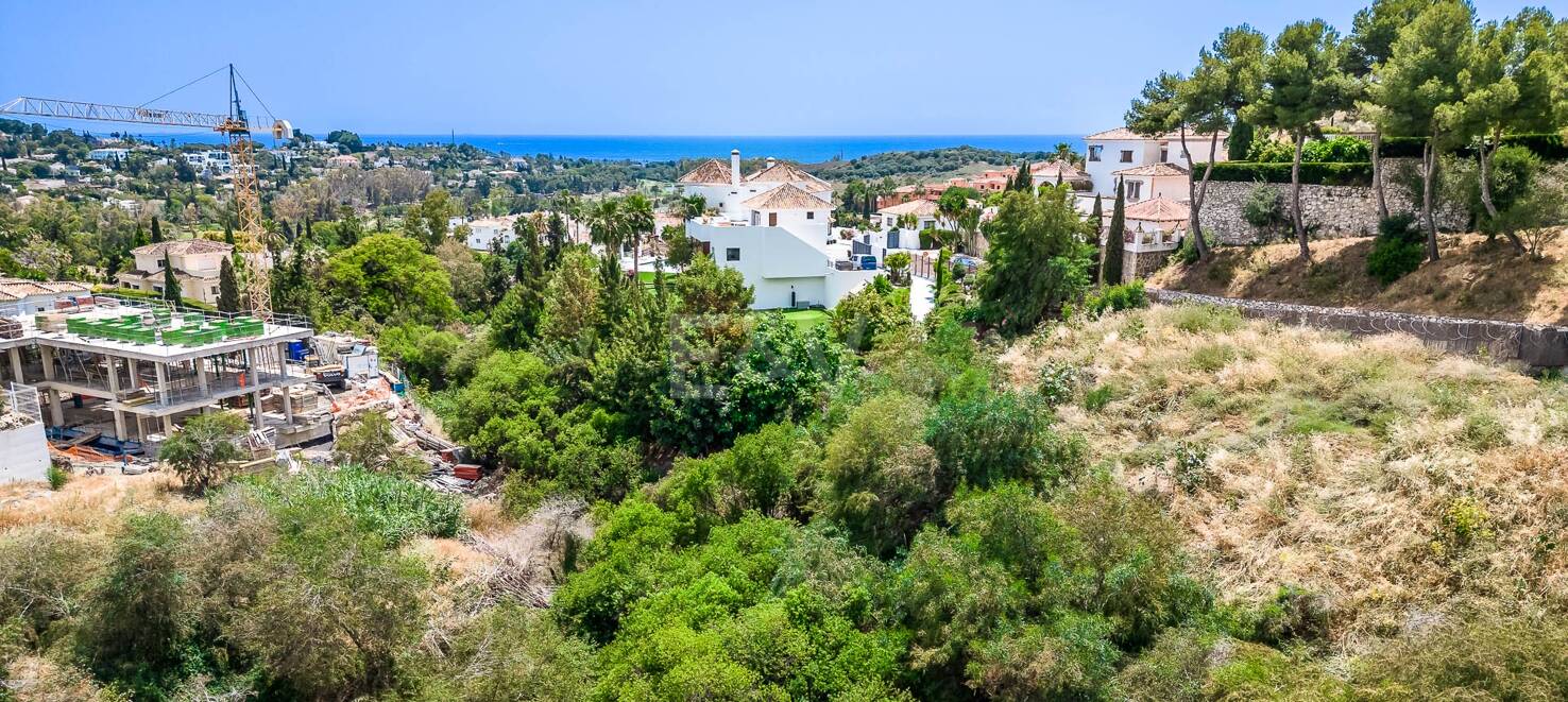 Great opportunity in El Paraiso Alto fantastic plot with sea and golf views