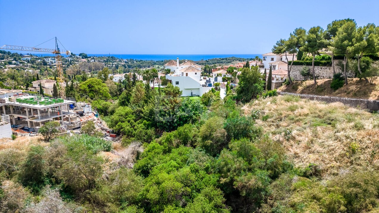 Gran oportunidad en El Paraíso Alto fantástica parcela con vistas al mar y al campo de golf.