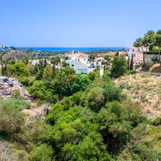 Great opportunity in El Paraiso Alto fantastic plot with sea and golf views