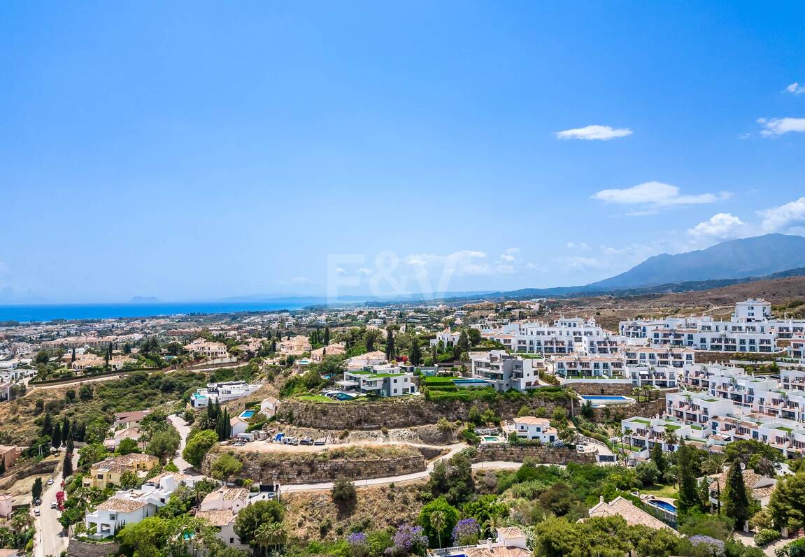 Grande opportunité dans El Paraiso Alto terrain fantastique avec vue sur la mer et le golf