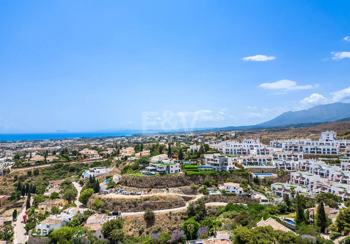 Grande opportunité dans El Paraiso Alto terrain fantastique avec vue sur la mer et le golf
