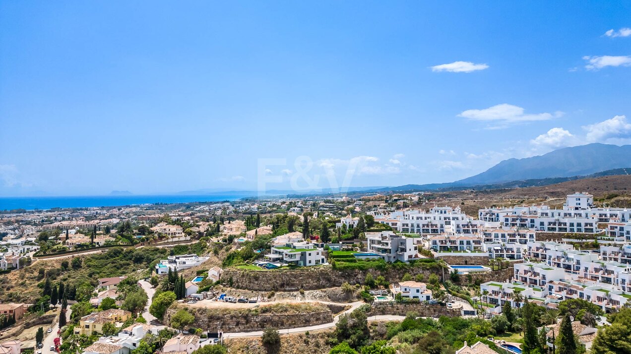 Große Gelegenheit in El Paraiso Alto Fantastisches Grundstück mit Blick auf das Meer und den Golfplatz