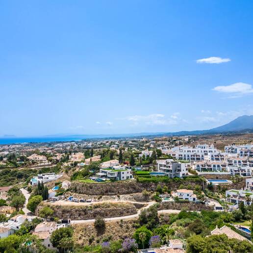 Great opportunity in El Paraiso Alto fantastic plot with sea and golf views