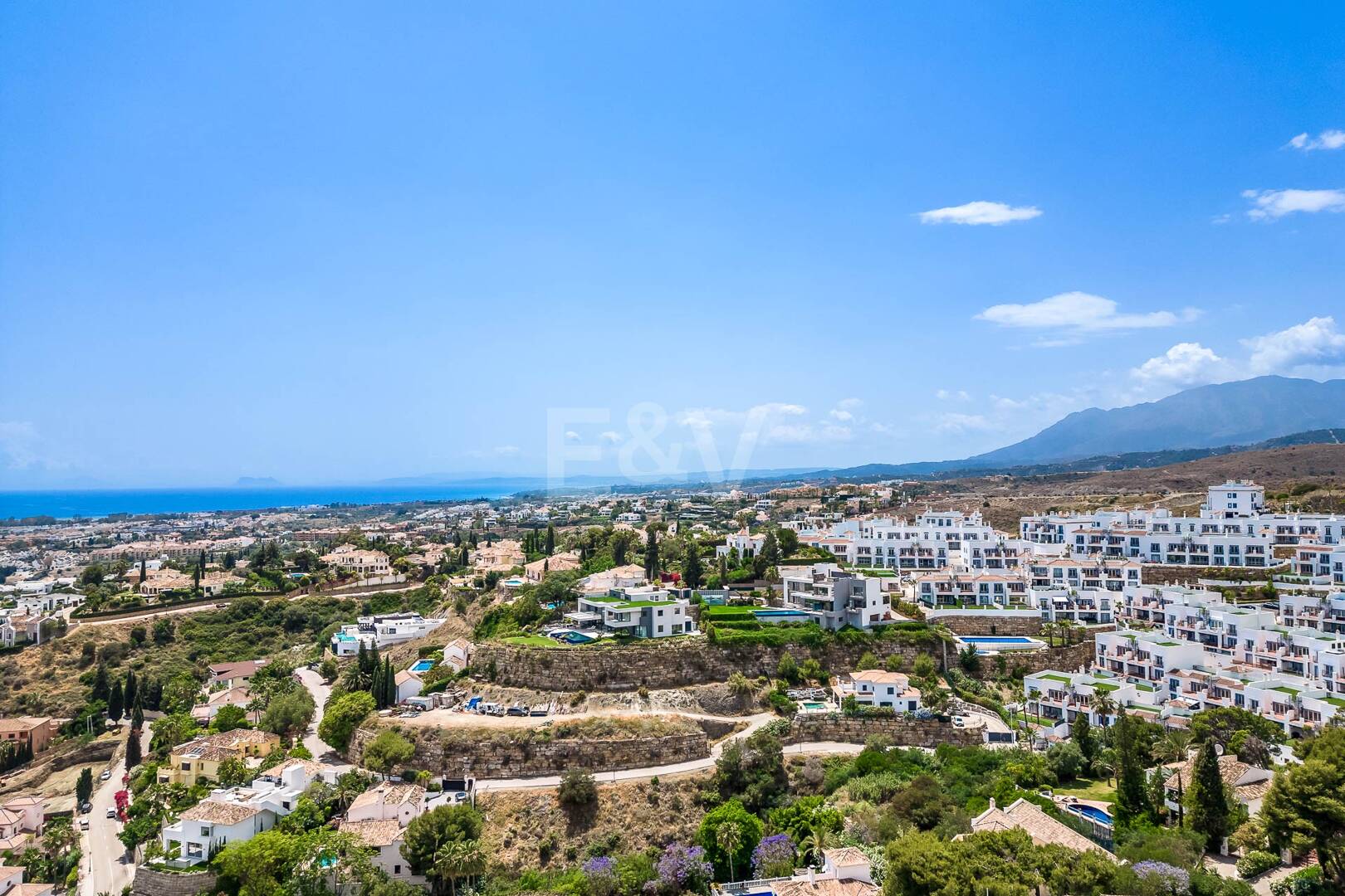 Grande opportunité dans El Paraiso Alto terrain fantastique avec vue sur la mer et le golf