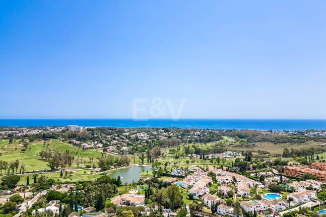 Grande opportunité dans El Paraiso Alto terrain fantastique avec vue sur la mer et le golf