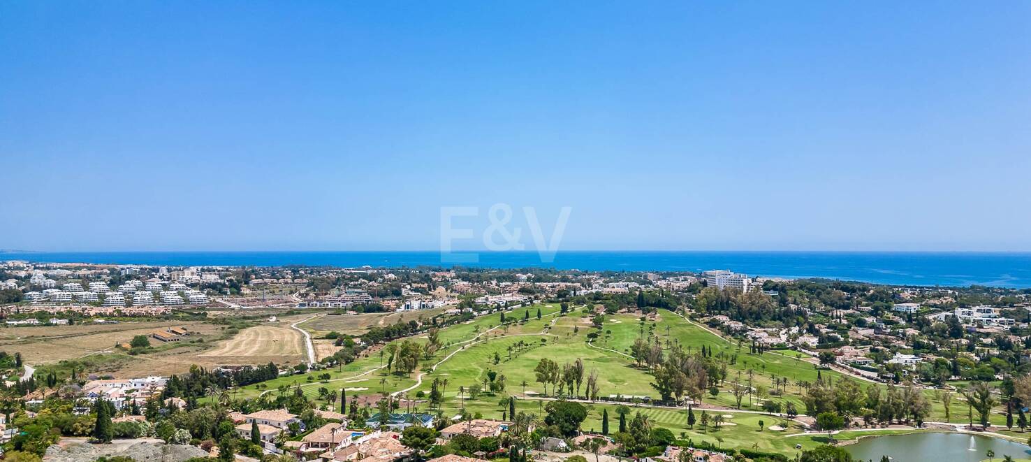 Great opportunity in El Paraiso Alto fantastic plot with sea and golf views