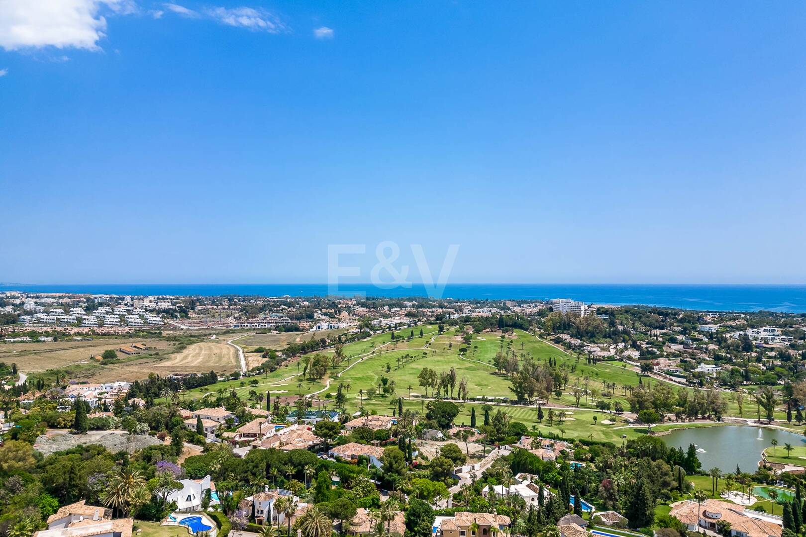 Grande opportunité dans El Paraiso Alto terrain fantastique avec vue sur la mer et le golf