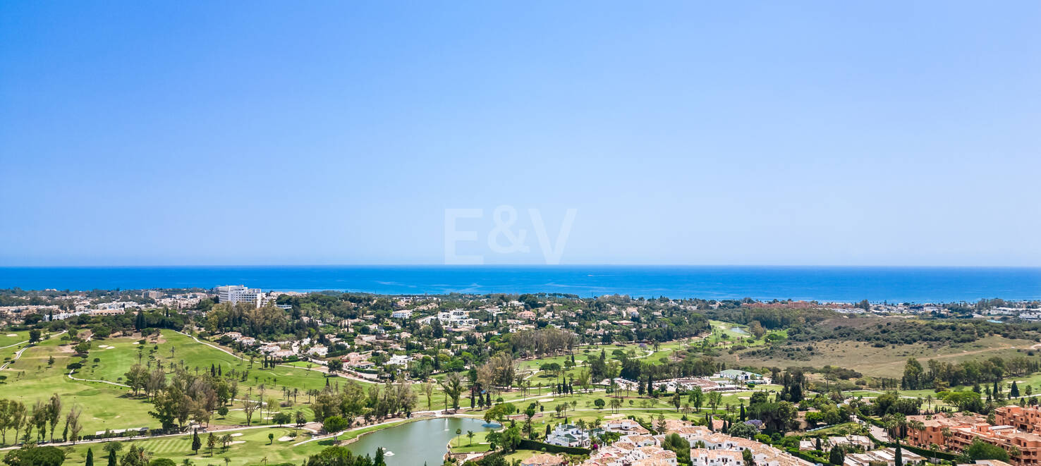 Projet de Villa El Paraiso Alto contemporain avec vue sur le golf et la mer