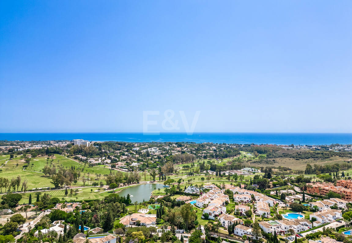 Projet de Villa El Paraiso Alto contemporain avec vue sur le golf et la mer