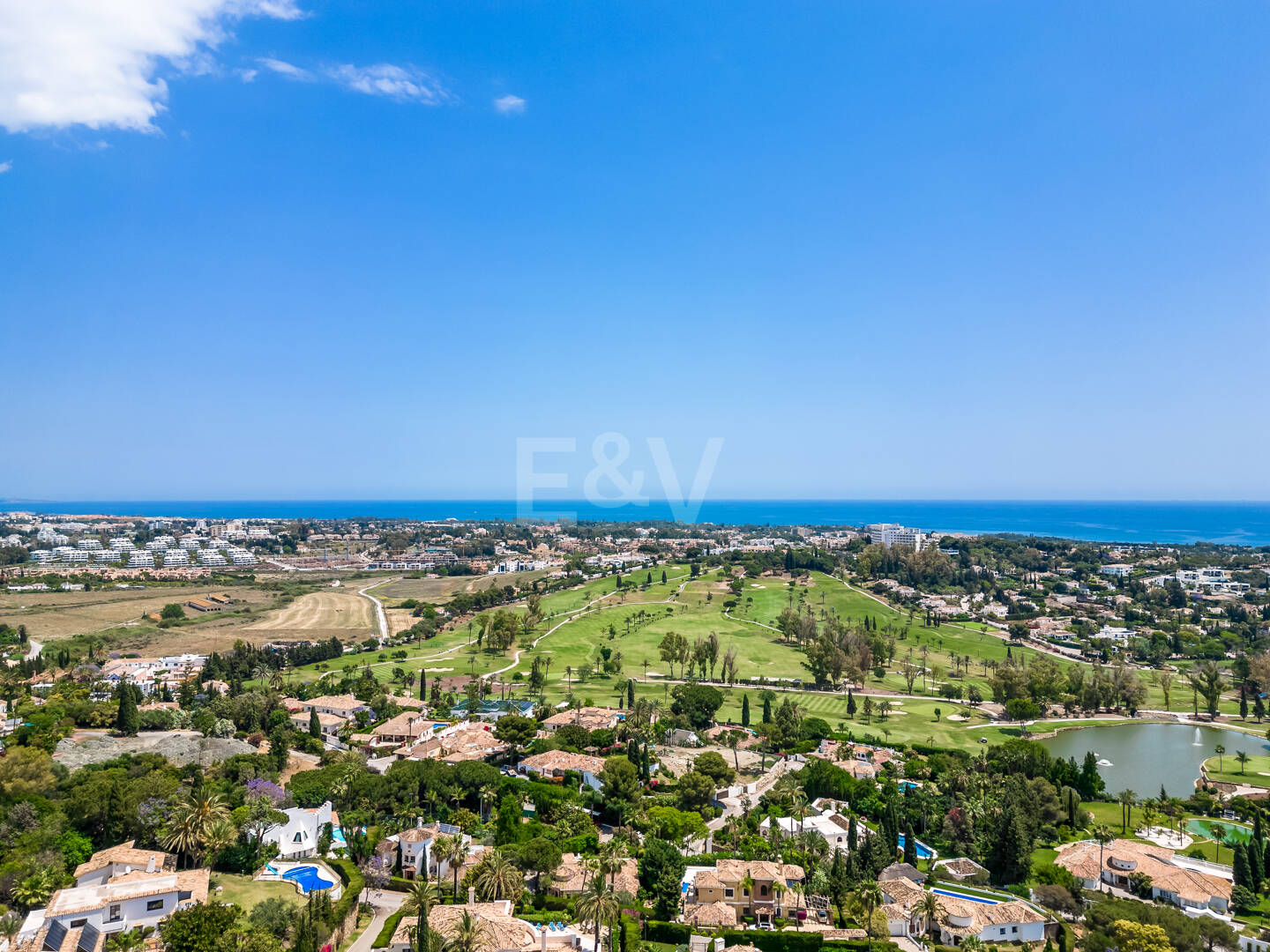 Projet de Villa El Paraiso Alto contemporain avec vue sur le golf et la mer