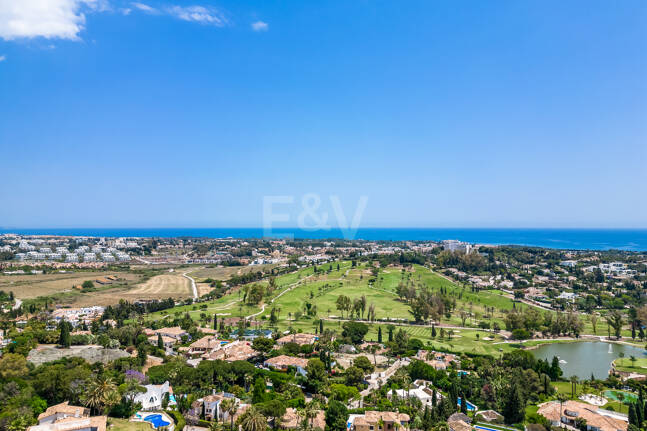 Projet de Villa El Paraiso Alto contemporain avec vue sur le golf et la mer