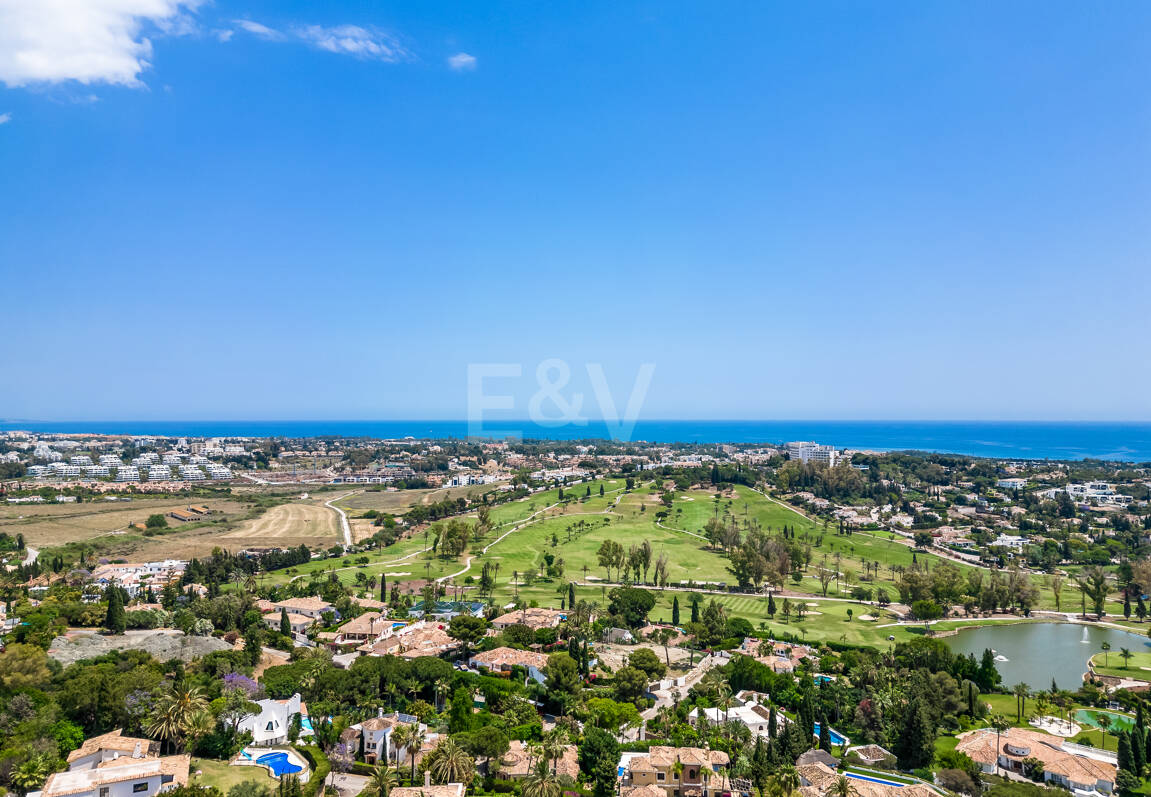 Projet de Villa El Paraiso Alto contemporain avec vue sur le golf et la mer