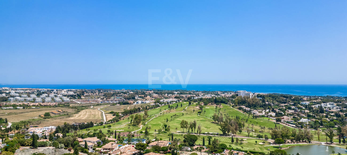 Projet de Villa El Paraiso Alto contemporain avec vue sur le golf et la mer