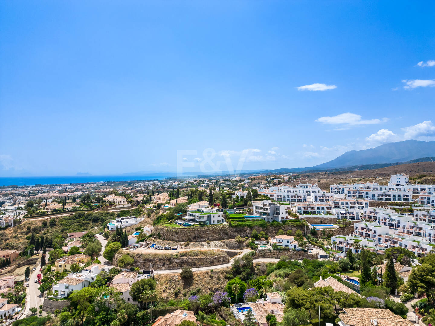 Projet de Villa El Paraiso Alto contemporain avec vue sur le golf et la mer