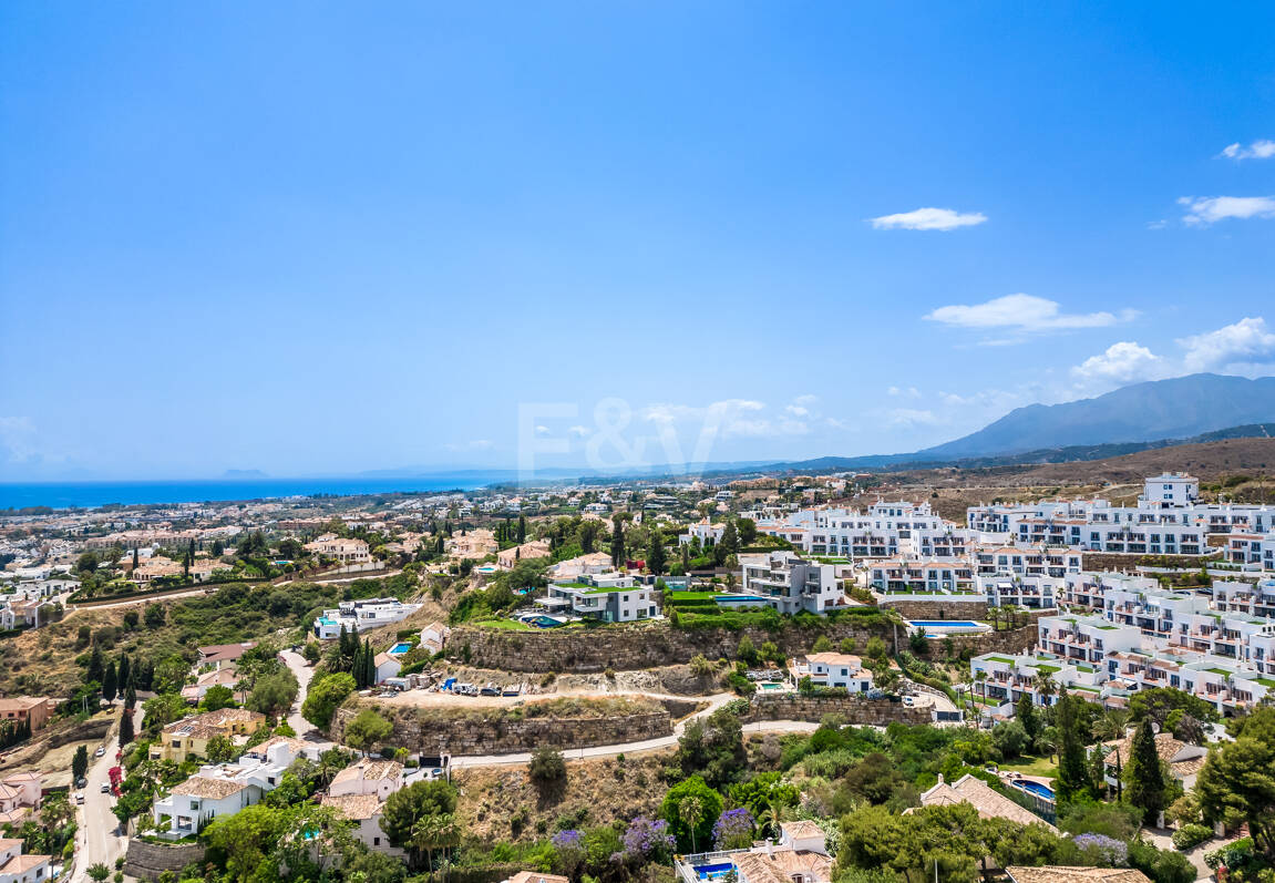 Projet de Villa El Paraiso Alto contemporain avec vue sur le golf et la mer