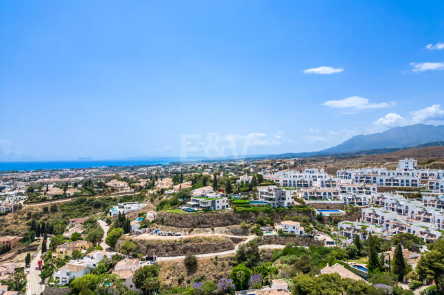 Projet de Villa El Paraiso Alto contemporain avec vue sur le golf et la mer