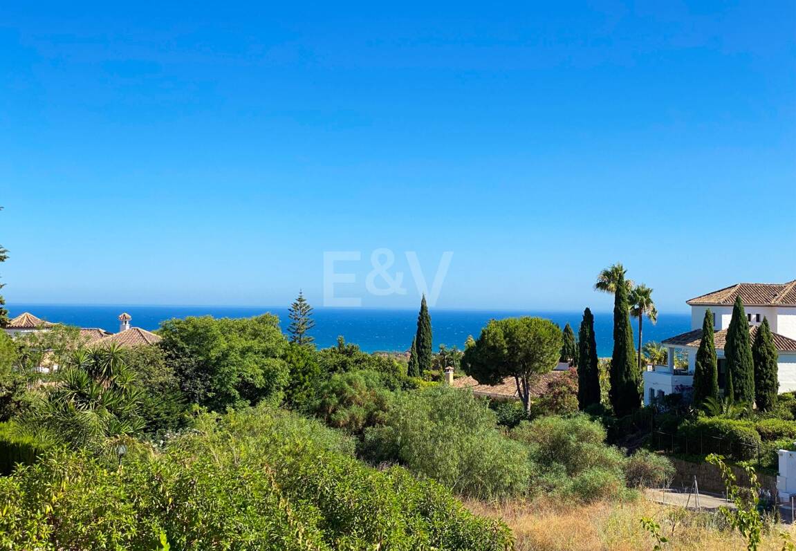 Projet de Villa El Paraiso Alto contemporain avec vue sur le golf et la mer