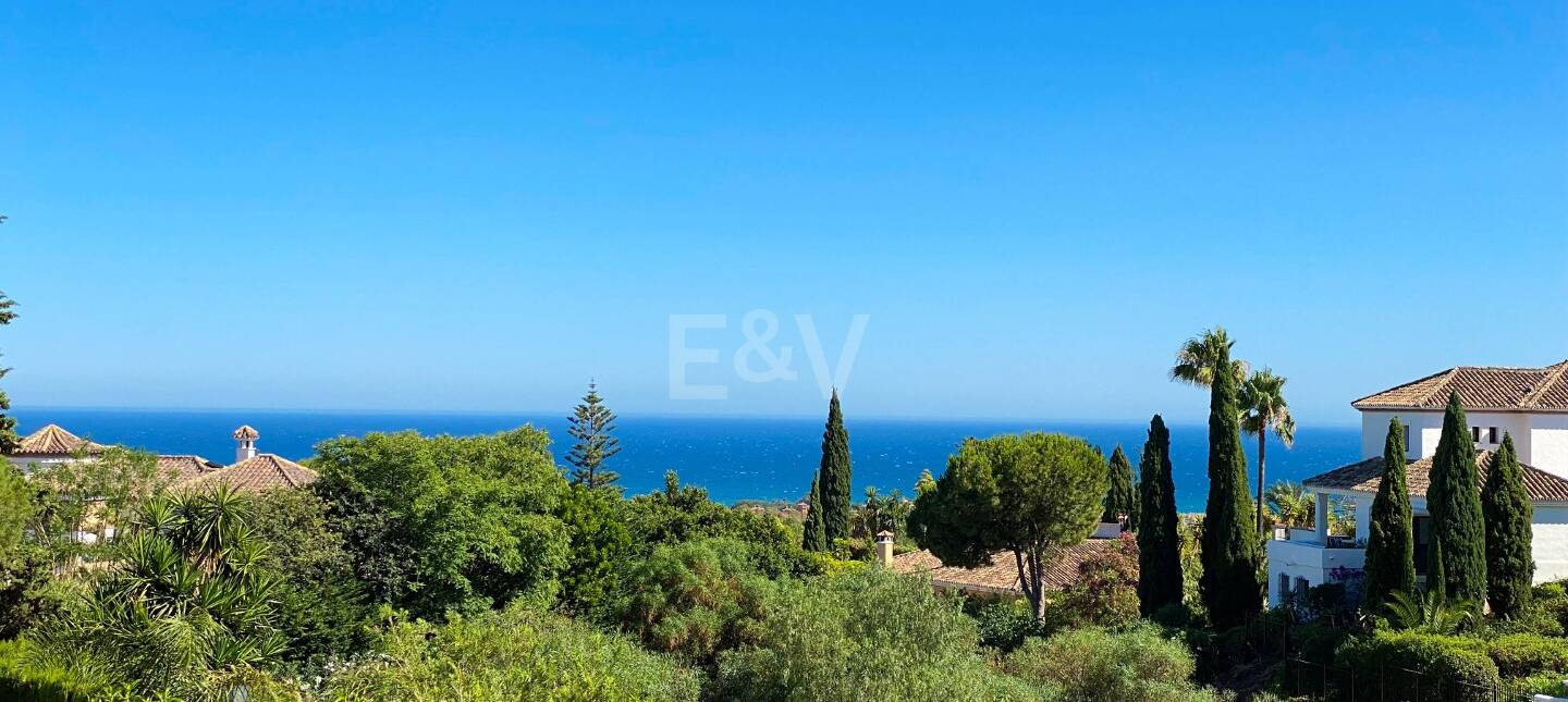 Projet de Villa El Paraiso Alto contemporain avec vue sur le golf et la mer