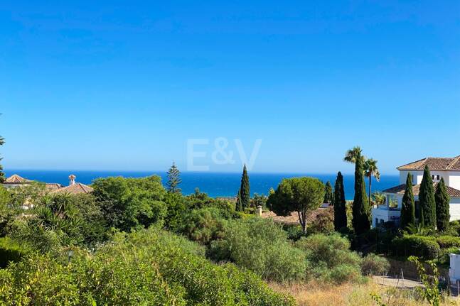 Projet de Villa El Paraiso Alto contemporain avec vue sur le golf et la mer