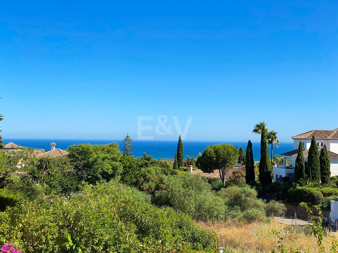 Projet de Villa El Paraiso Alto contemporain avec vue sur le golf et la mer