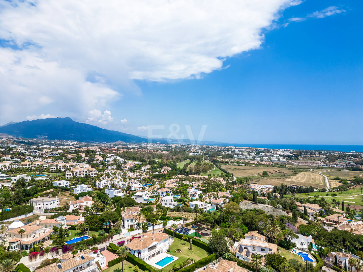 Projet de Villa El Paraiso Alto contemporain avec vue sur le golf et la mer