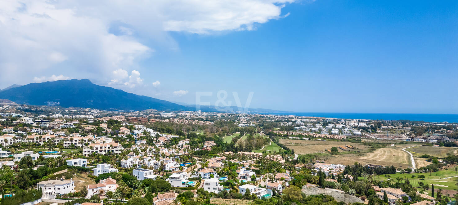 Projet de Villa El Paraiso Alto contemporain avec vue sur le golf et la mer
