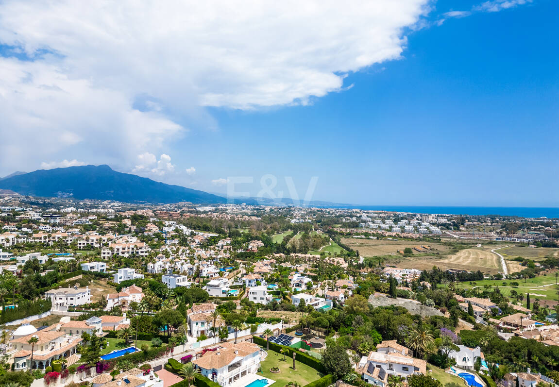 Projet de Villa El Paraiso Alto contemporain avec vue sur le golf et la mer
