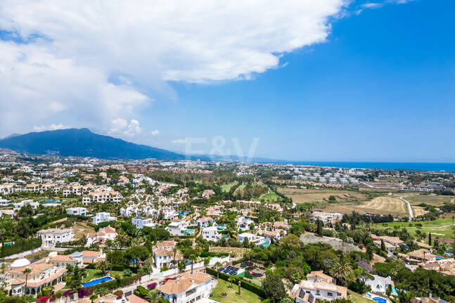 Projet de Villa El Paraiso Alto contemporain avec vue sur le golf et la mer