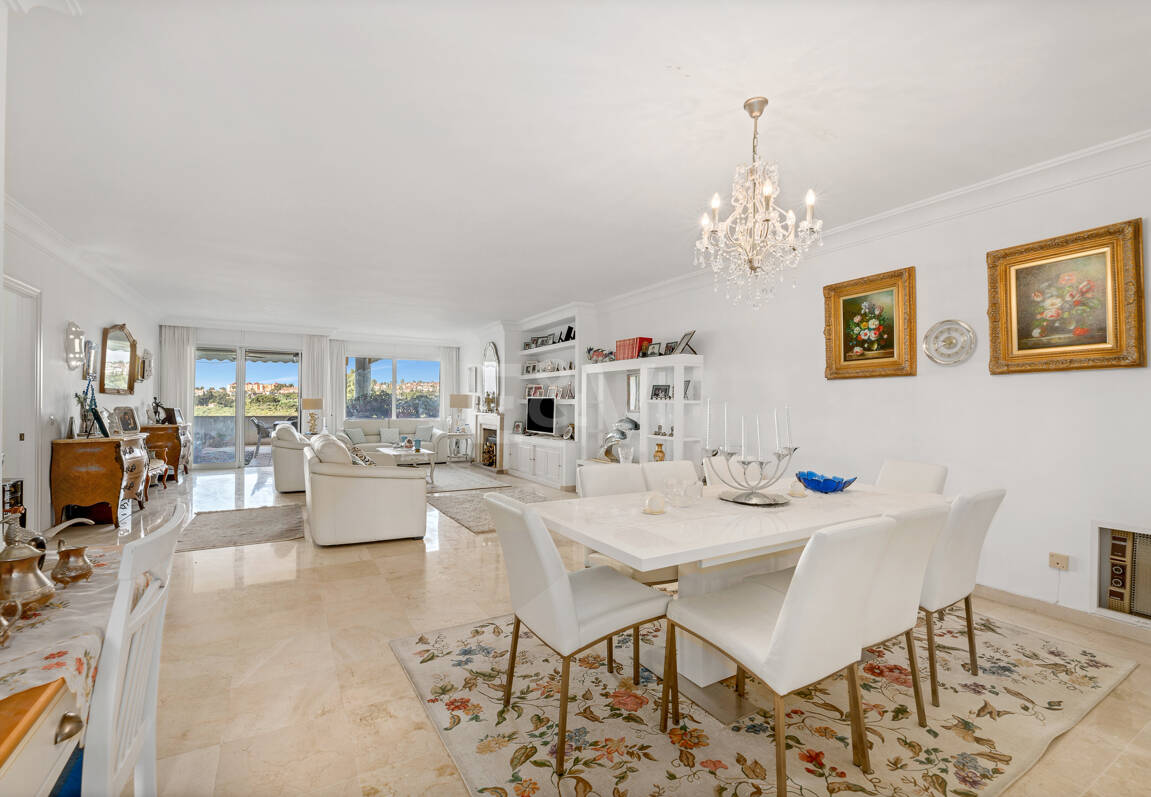 Rymlig Guadalmina Lägenhet i Frontline Golf Development