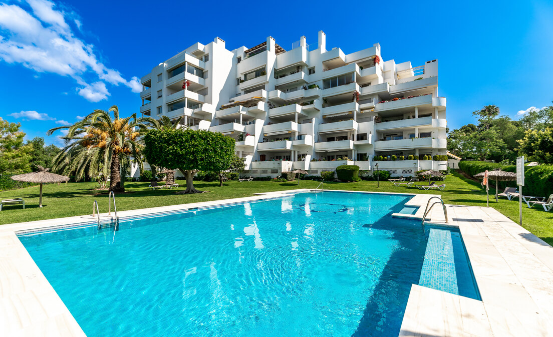 Amplio apartamento en Guadalmina en desarrollo de golf en primera línea.