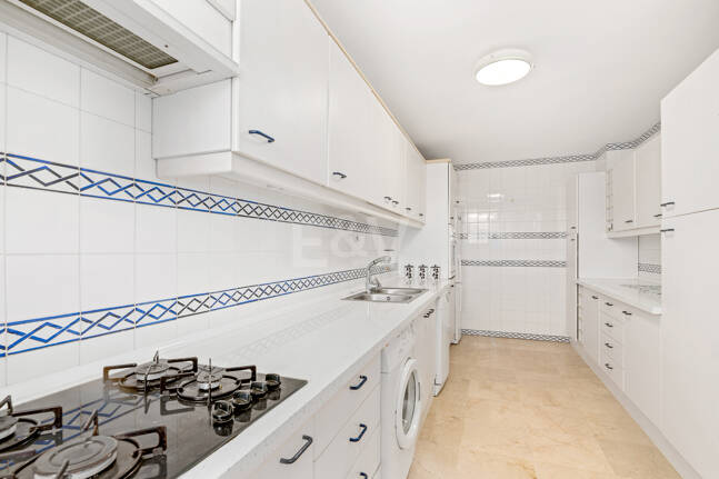 Rymlig Guadalmina Lägenhet i Frontline Golf Development