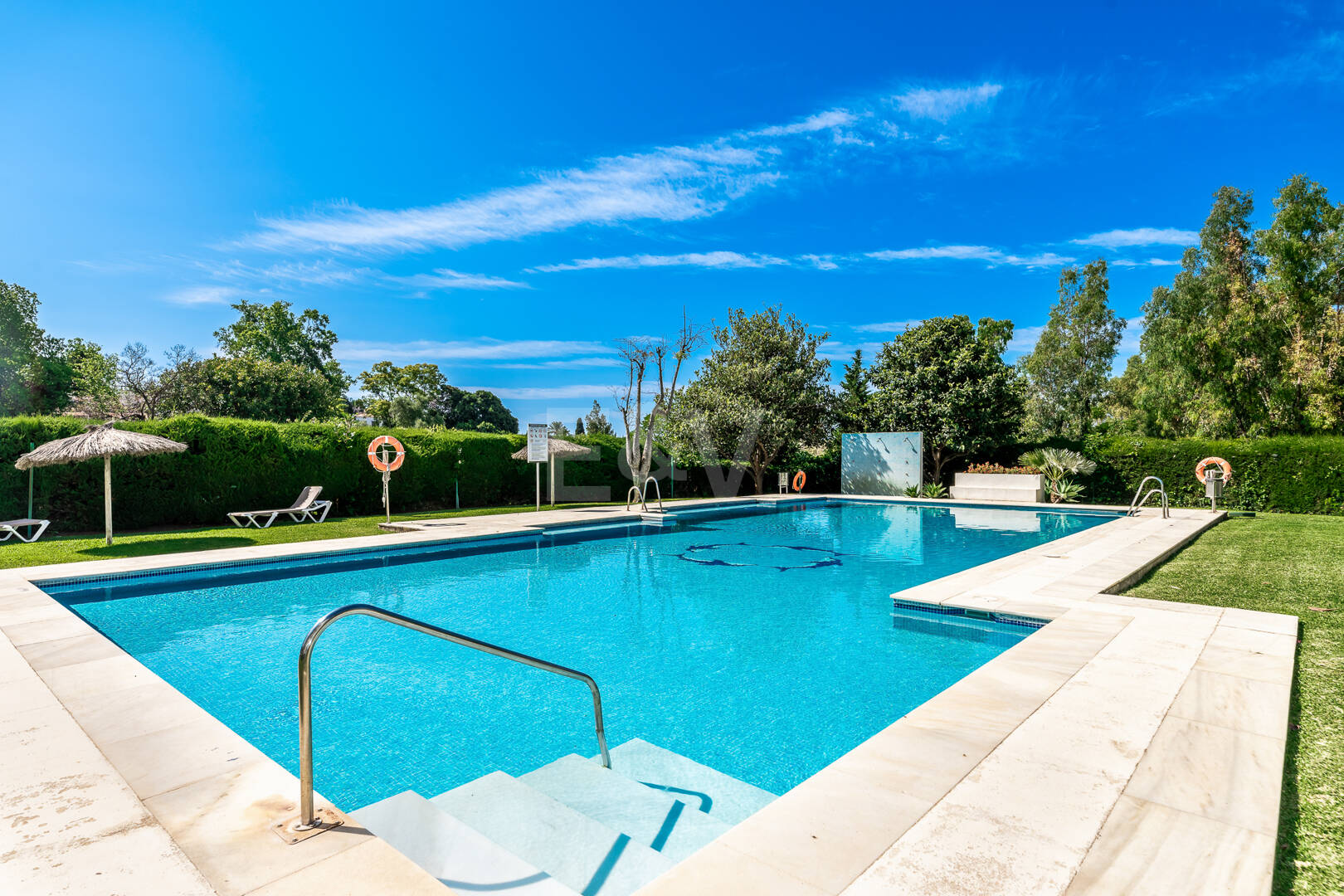 Geräumiges Guadalmina Apartment in Frontline-Golfanlage.