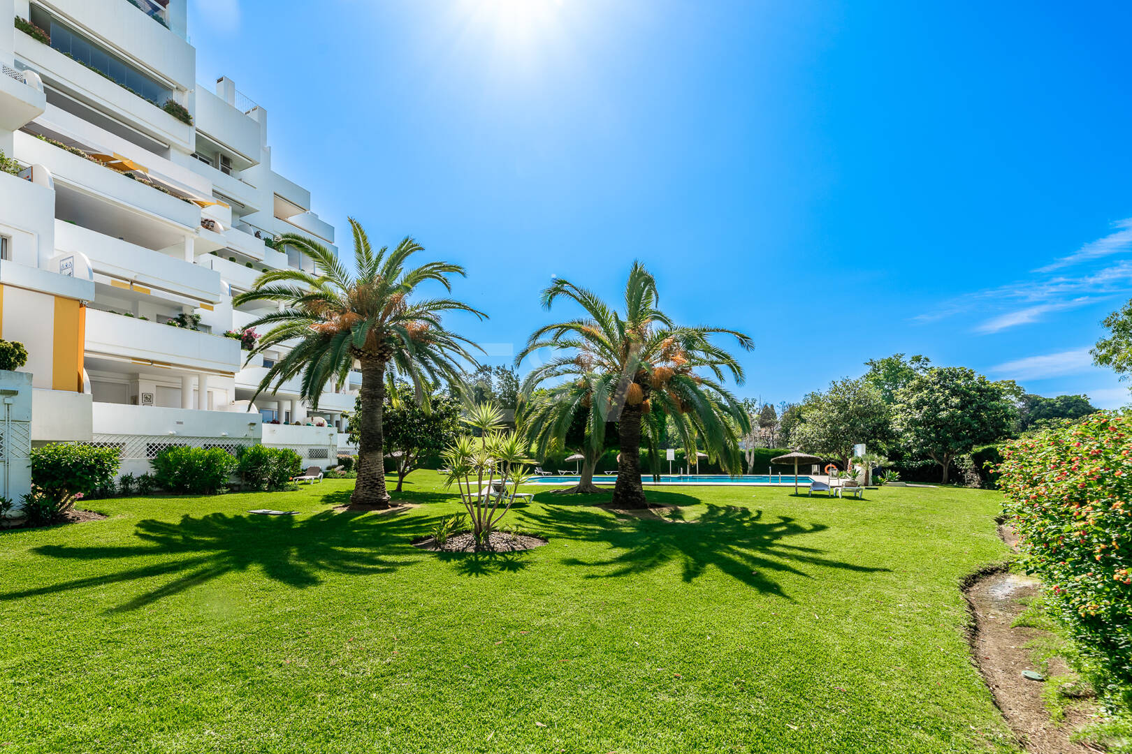 Geräumiges Guadalmina Apartment in Frontline-Golfanlage.