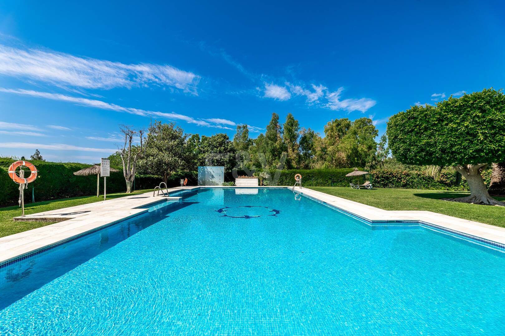 Geräumiges Guadalmina Apartment in Frontline-Golfanlage.