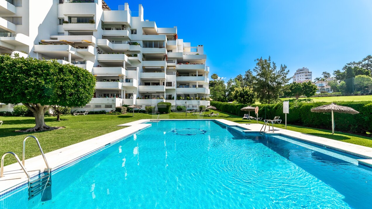 Amplio apartamento en Guadalmina en desarrollo de golf en primera línea.