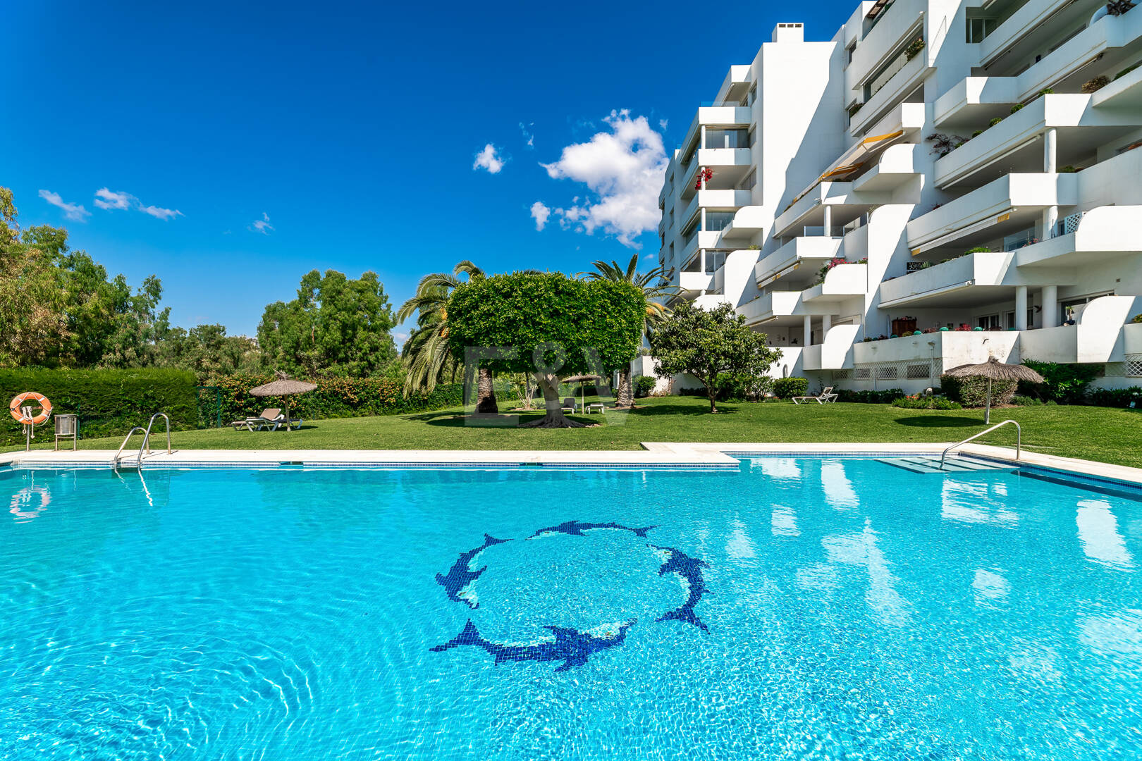 Geräumiges Guadalmina Apartment in Frontline-Golfanlage.