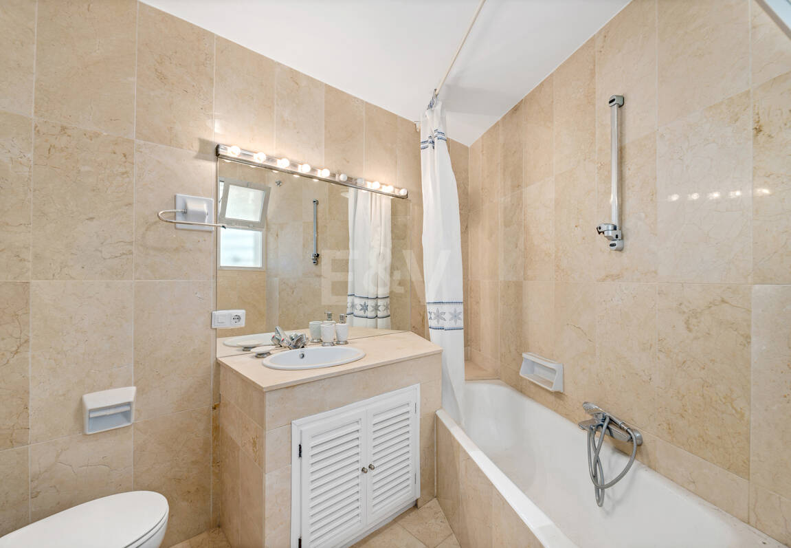 Rymlig Guadalmina Lägenhet i Frontline Golf Development