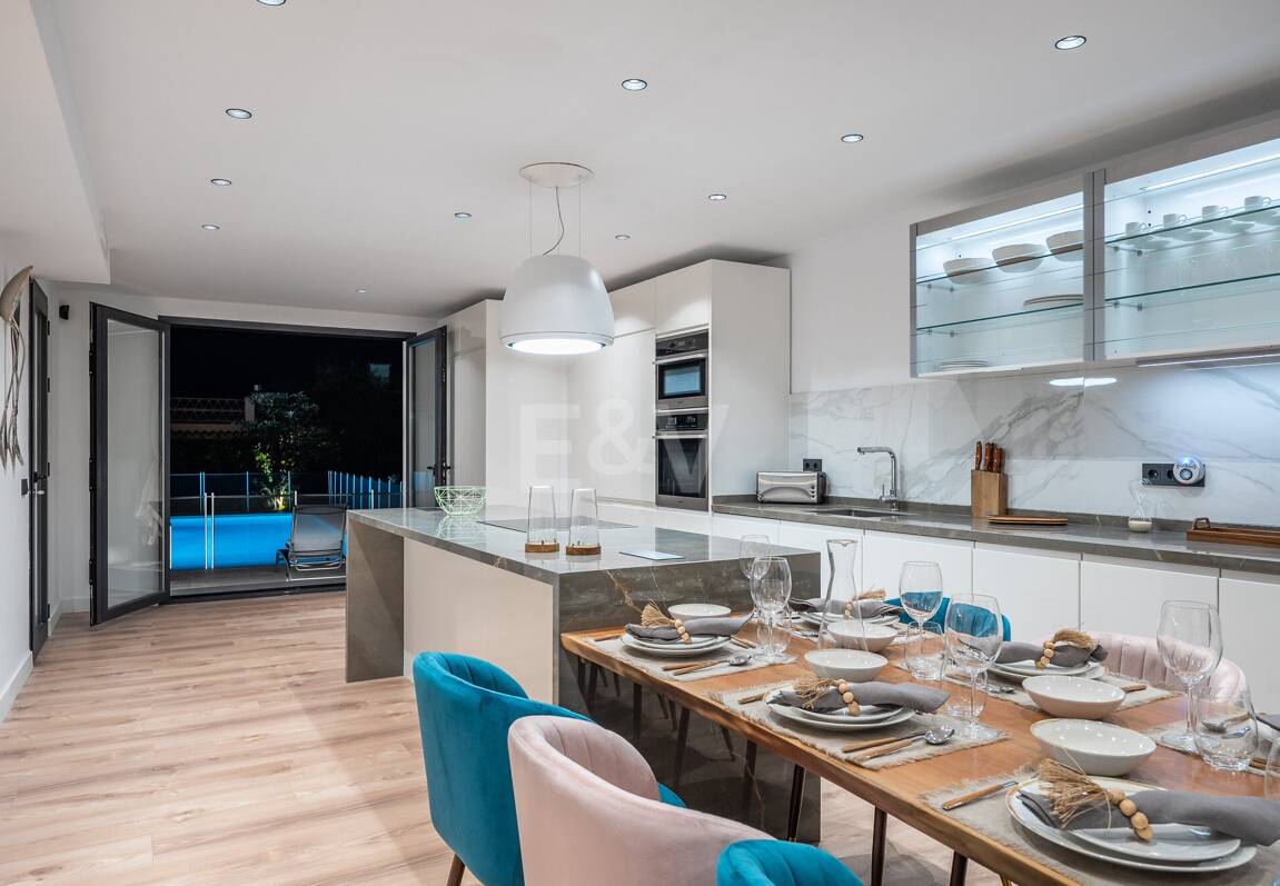 Villa moderna frente al mar en Marbella Este | Escapadas familiares y estancias de media duración | A solo pasos de las mejores playas de Elviria