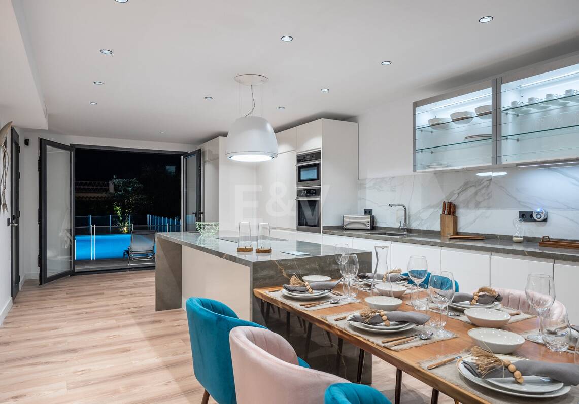Villa en front de mer contemporaine à Marbella Est: Escapade familiale parfaite à quelques pas d'Elviria