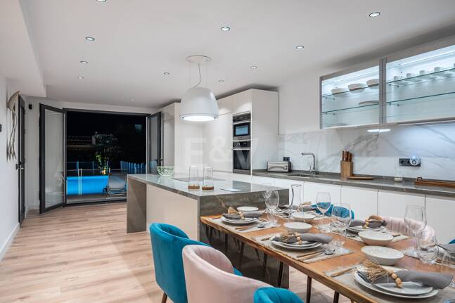 Villa moderna frente al mar en Marbella Este | Escapadas familiares y estancias de media duración | A solo pasos de las mejores playas de Elviria