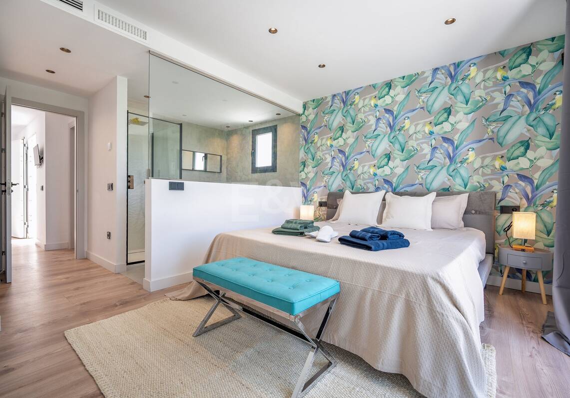 Villa en front de mer contemporaine à Marbella Est: Escapade familiale parfaite à quelques pas d'Elviria