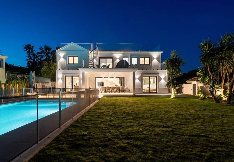 Villa moderna frente al mar en Marbella Este | Escapadas familiares y estancias de media duración | A solo pasos de las mejores playas de Elviria